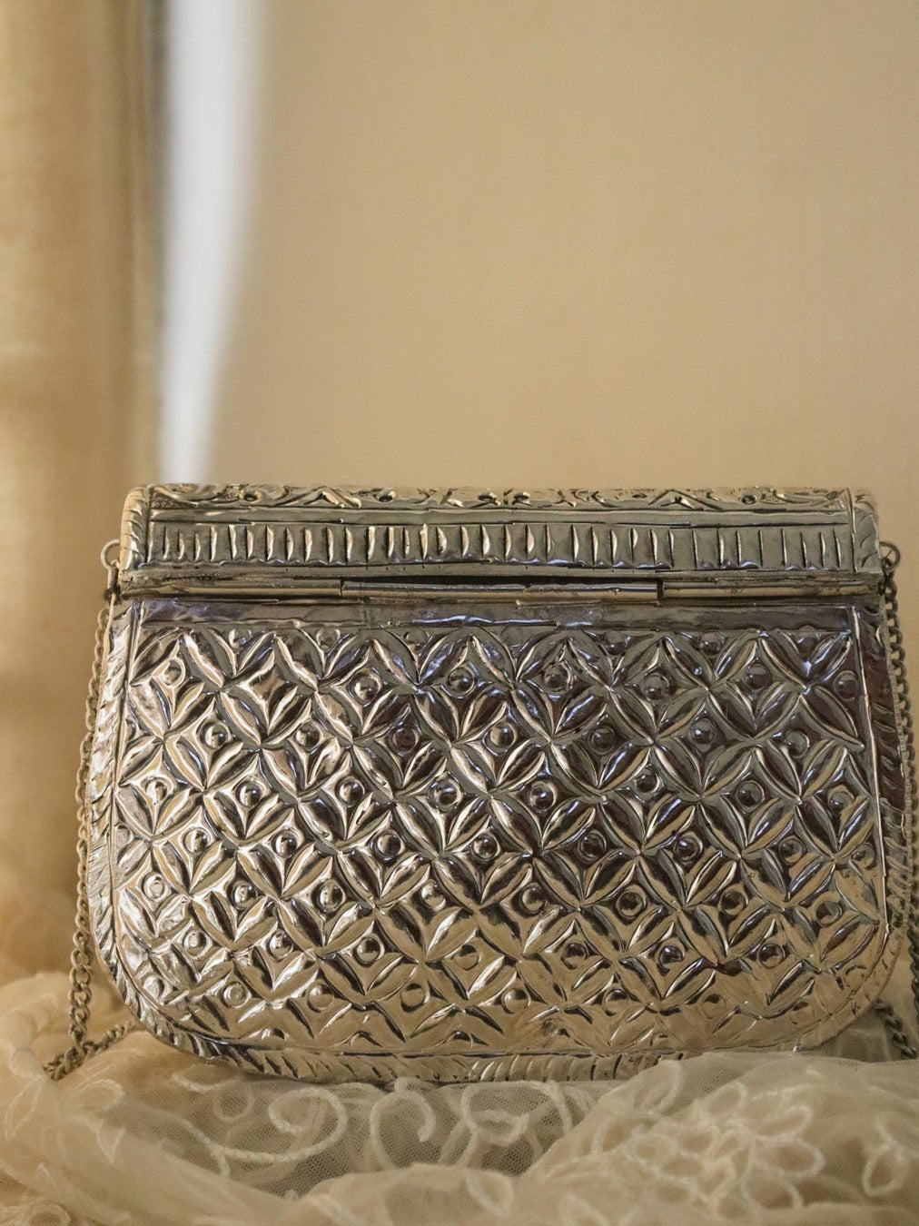 Naqra Metal Clutch