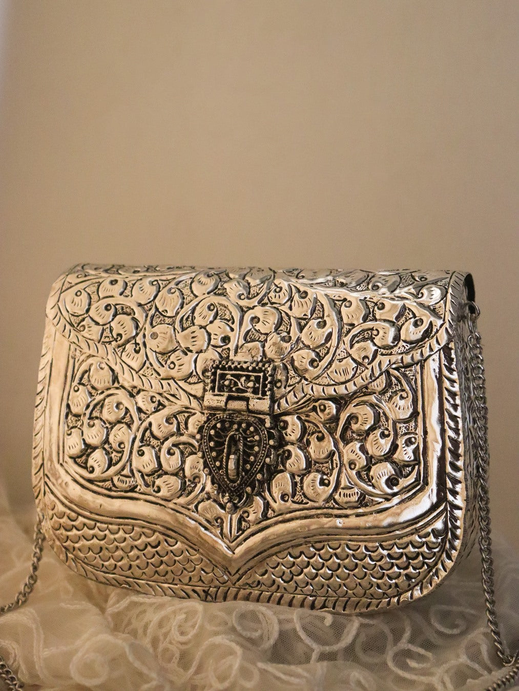 Naqra Metal Clutch