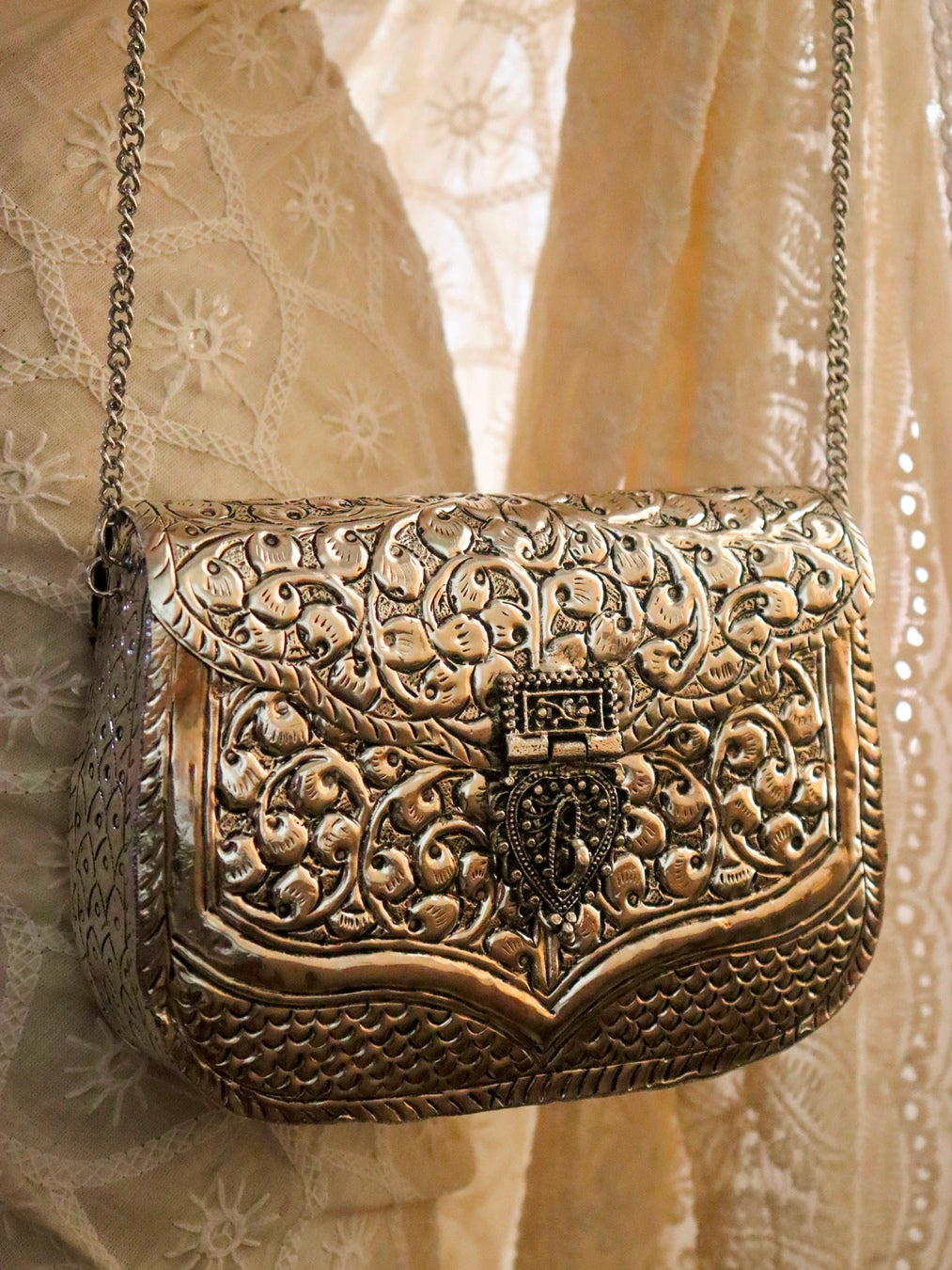 Naqra Metal Clutch