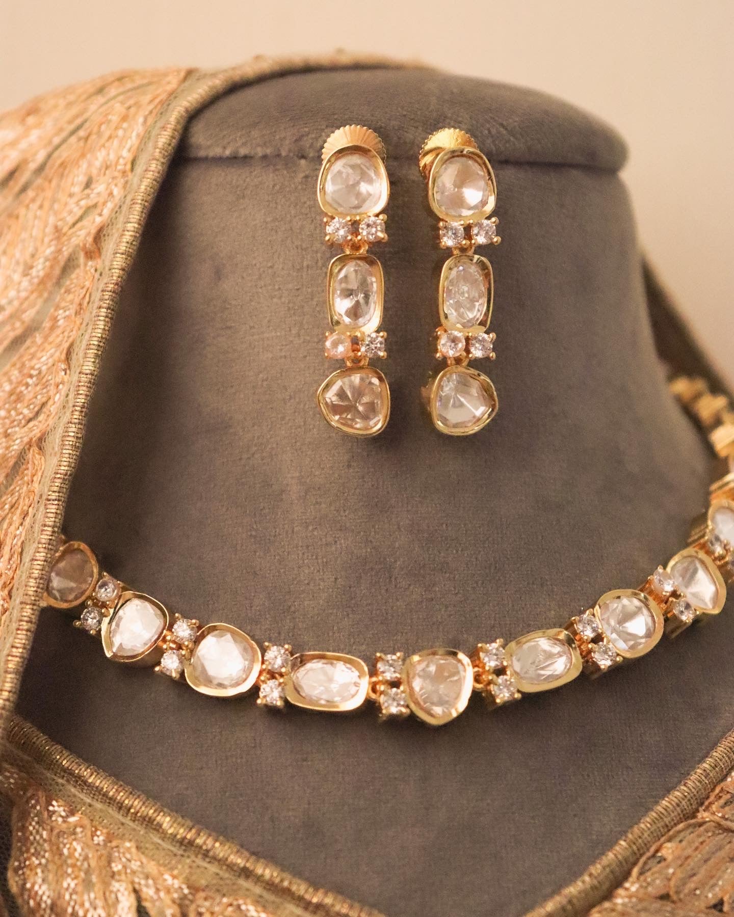 Anuya Kundan Set