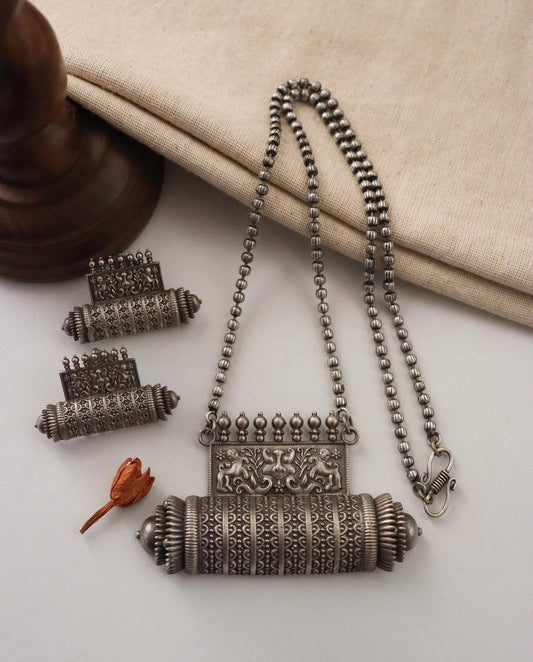 Anandita Pendent Set